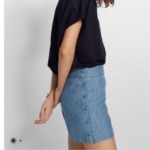 NWT Club Monaco Marnee Short in Light Wash Chambray. Women’s size 6